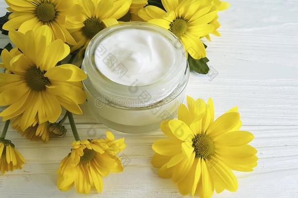 化妆品润肤霜乳霜健康黄色的菊花产品