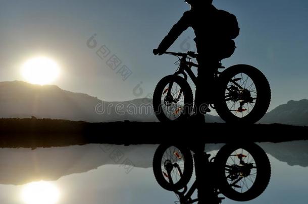 骑单车的人向清楚的湖