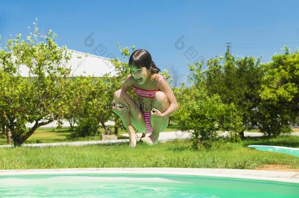 小的女孩用于跳跃的采用泵采用一户外的水池