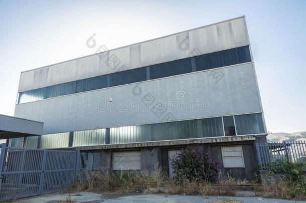被放弃的工厂关闭着的在近处柯里昂采用西西里岛,意大利