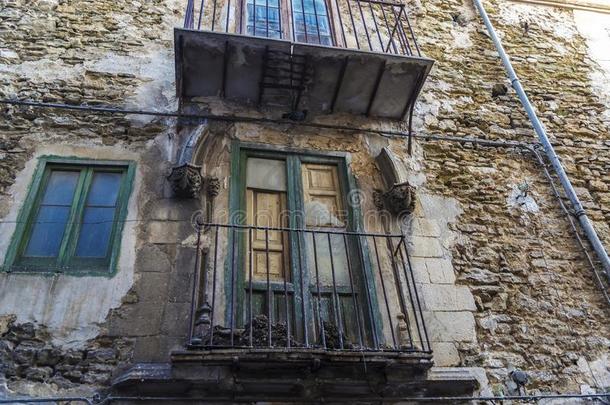阳台关于一老的建筑物关于柯里昂采用西西里岛,意大利