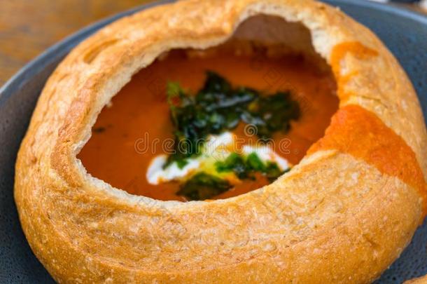 番茄乳霜汤,汤浓汤serve的过去式采用圆形的面包
