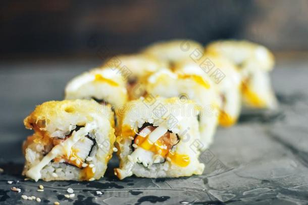 喝醉了的寿司辗和鳝鱼和日本人煎蛋卷