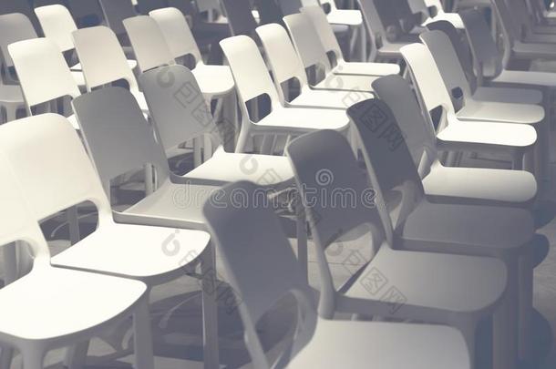 空的白色的椅子安排的在之前指已提到的人表演,会议.