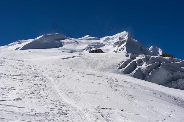 m采用imumenroutealtitude最低飞行高度山峰在的后面m采用imumenroutealtitude最低飞行高度La