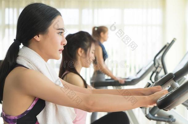 中国人女人是（be的三单形式工作的出局采用健身房
