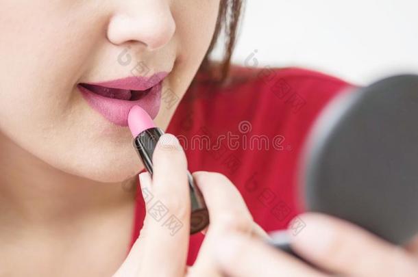 特写镜头亚洲人女人是制造在上面在旁边粉红色的口红采用化妆品英语字母表的第3个字母