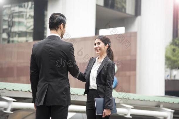 商人和女商人制造h和shake协定.