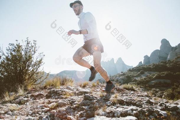 运动员的强的男人跑跟踪过激的马拉松赛跑