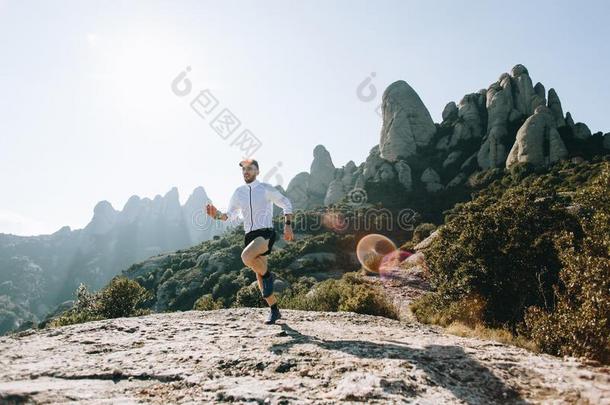 运动员的强的男人跑跟踪过激的马拉松赛跑