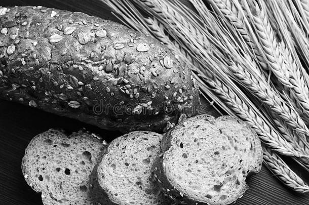 新鲜的烘烤制作的面包和耳关于小麦.小麦黄色的.早餐是（be的三单形式