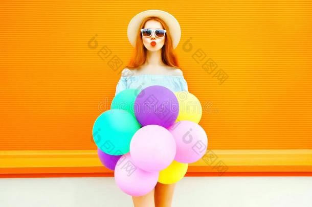 时尚女人<strong>做</strong>一天空接吻和一天空富有色彩的<strong>气球</strong>