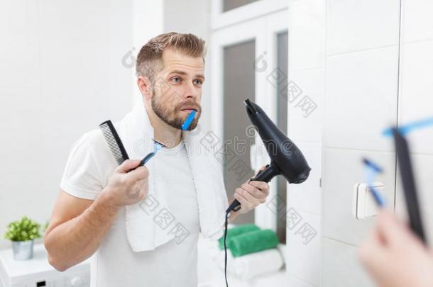 早晨卫生,男人采用指已提到的人浴室和他的morn采用grout采用e