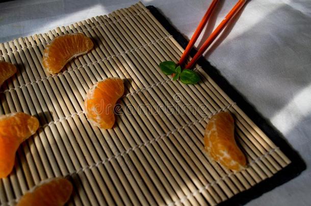 普通话或柑橘和筷子同样地寿司食物