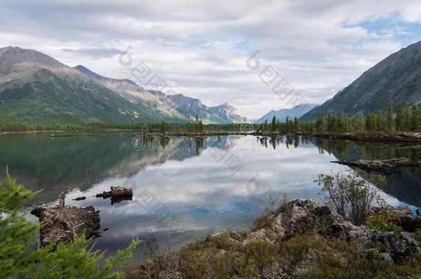 极好的湖宽的全景画.风景优美的夏风景,山