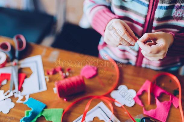 裁缝艺术专题讨论会为孩子们-一女孩缝纫毛毡decor一tio