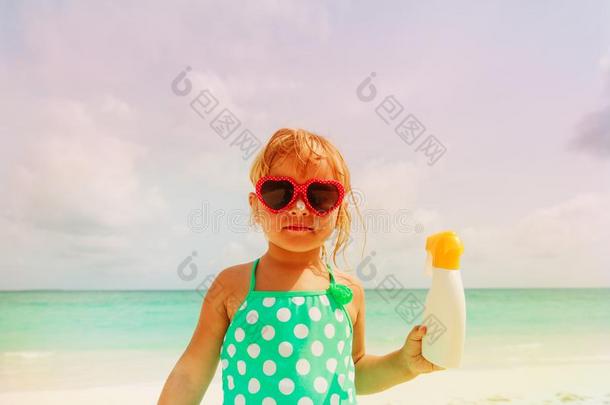 太阳<strong>保护</strong>观念-小的女孩和防<strong>晒</strong>霜在海滩
