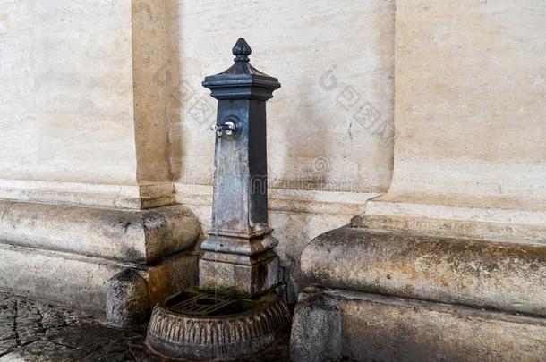 喝饮料人造喷泉采用罗马,意大利