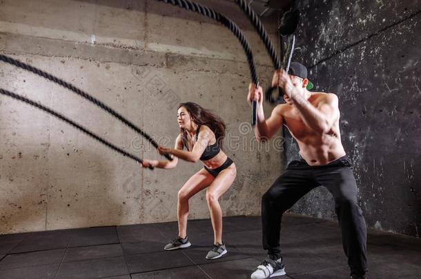 女人和男人对训练同时做与作战粗绳工作