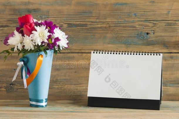 空白的日历和花采用装饰瓶向表
