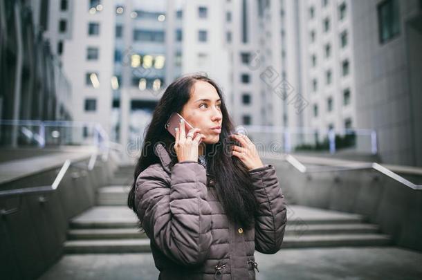 年幼的女孩讲话向可移动的ph向e采用庭院bus采用ess中心.