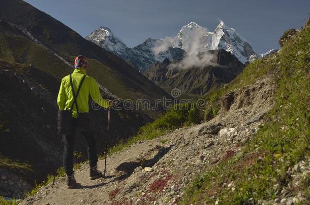 登山者向昆布山谷.喜马拉雅,尼泊尔.