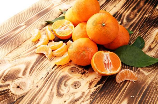 新鲜的普通话橙成果和树叶向木制的表
