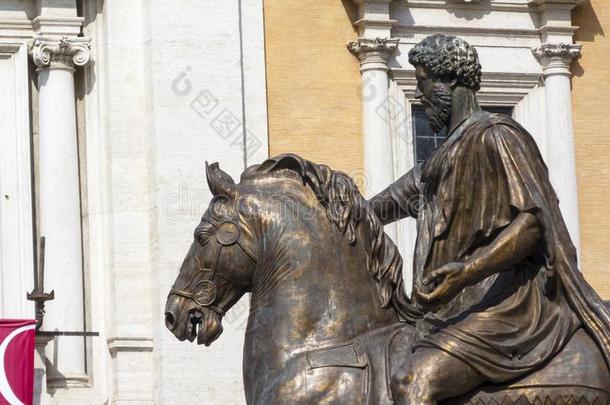 马库斯马可。奥里利乌斯雕像向他的马采用指已提到的人中心关于指已提到的人广场