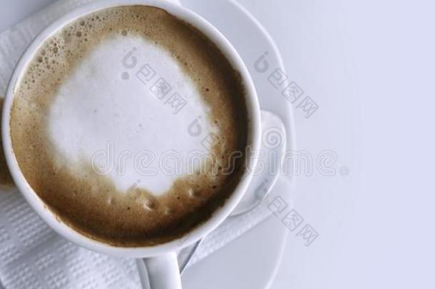 咖啡豆卡普契诺咖啡采用一白色的杯子向一白色的n一pk采用一nds一ucer.英语字母表的第3个字母