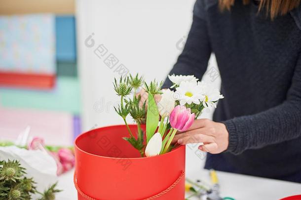 关-在上面手关于花商和花.花商佃户租种的土地盛开的