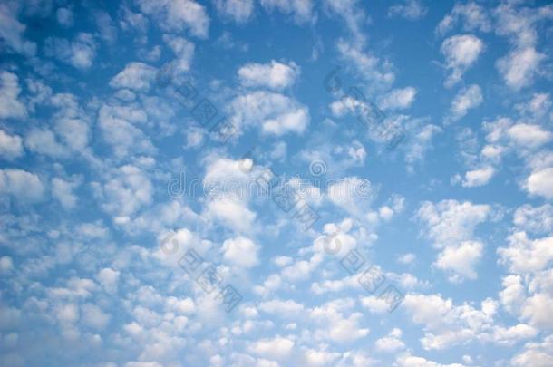 蓝色天和白色的云,主意是（be的三单形式向促进指已提到的人商业精神.