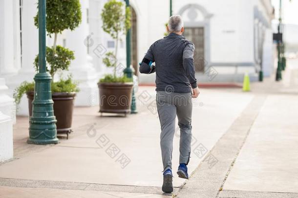 成熟的男人向一早晨跑采用指已提到的人城市