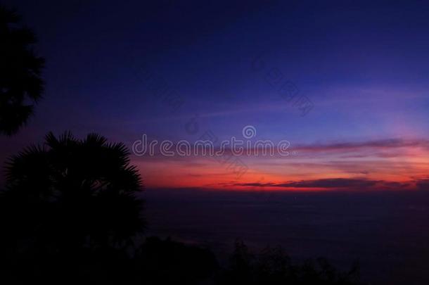 紫色的日落轮廓关于手掌<strong>风</strong>景和安达曼人海采用Thailand泰国