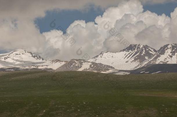 山风景高的山和雪