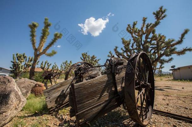 老的运货马车被放弃的采用亚利桑那州沙漠
