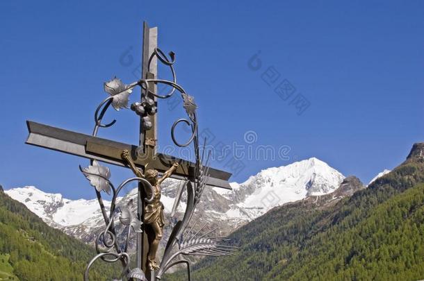 造成铁器十字架和下雪的山