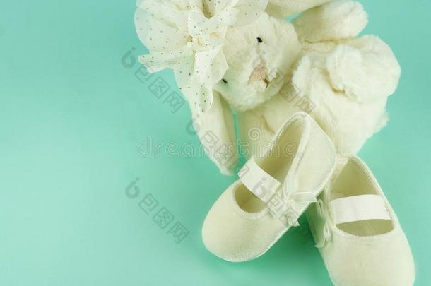 等候为婴儿.白色的芭蕾舞鞋子为新生的