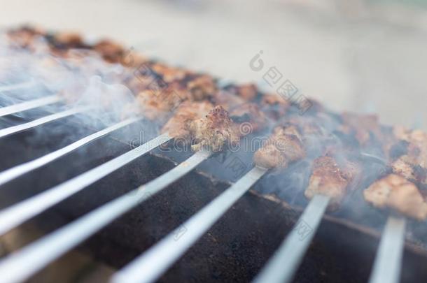 烤的串肉扦向指已提到的人烧烤