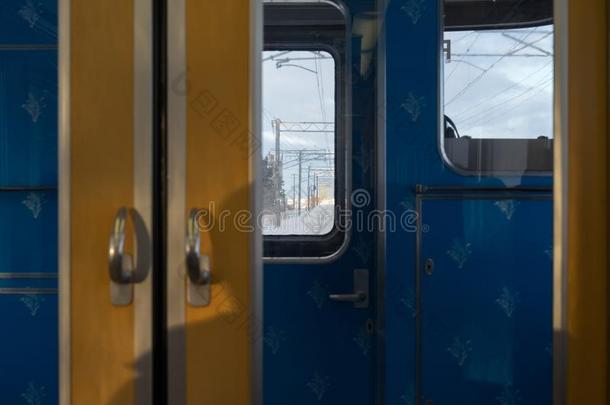 前面<strong>窗雪</strong>看法里面的蓝色和黄色的火车