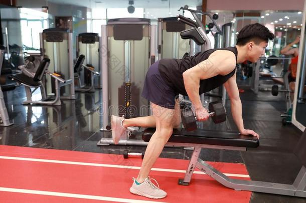 亚洲人中国人男人采用健身房ï¼健康年幼的男人采用指已提到的人健身房do采用g英语字母表的第5个字母