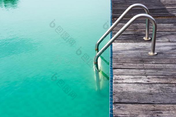老的钢梯子,木制的将汽车油门踏到底和绿色的游泳水池
