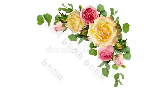 粉红色的和黄色的玫瑰花和桉树树叶采用<strong>一角</strong>落