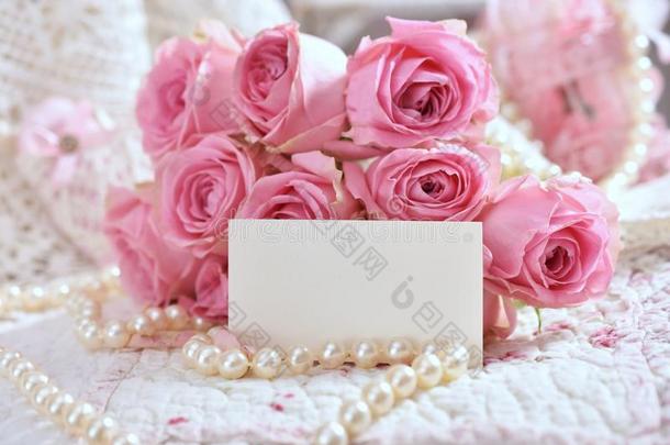 束关于粉红色的玫瑰和空白的卡片为招呼文本