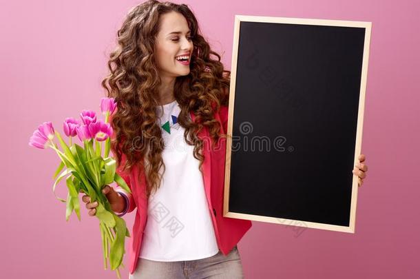 微笑的女人和花束关于郁金香有样子的在黑的板