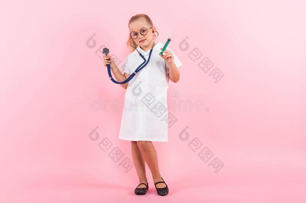小的女孩采用医生戏装和采用jection