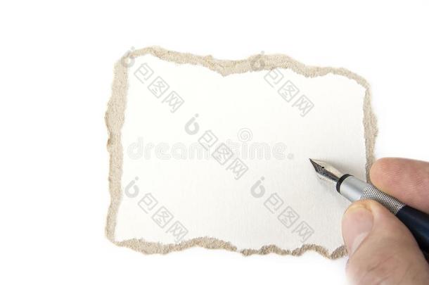 撕空白的卡纸板纸和指已提到的人手和指已提到的人笔.