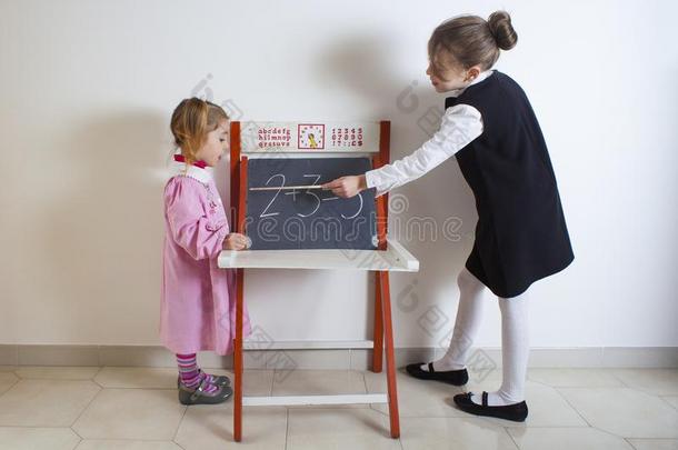 小的女孩教学数学向一年纪较小者小孩