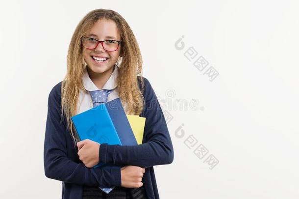 女孩十几岁的青少年,高的学校学生.使摆姿势向一白色的b一ckground