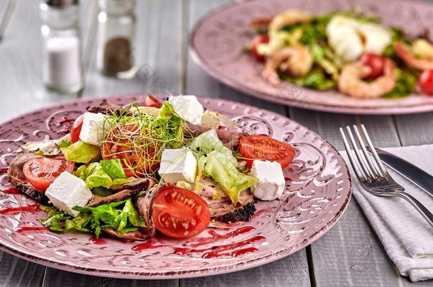 健康的混合的希腊人沙拉serve的过去式向一粉红色的pl一te和银为
