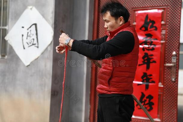 中国人男人爆竹向新的年`英文字母表的第19个字母一天